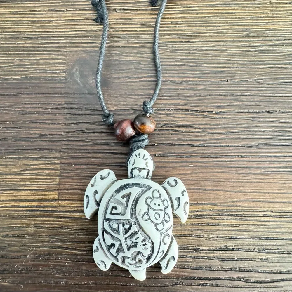 Turtle Rope Necklace White & Black NWOT